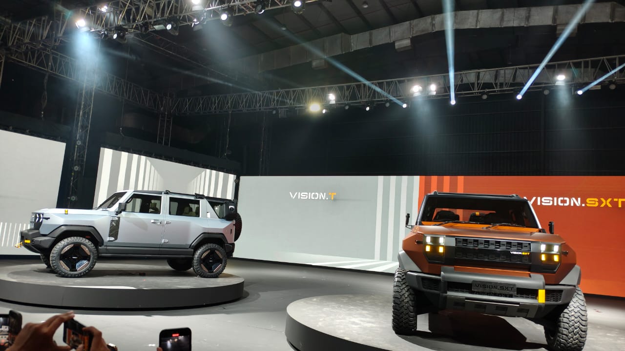 Mahindra Vision T And Vision SXT